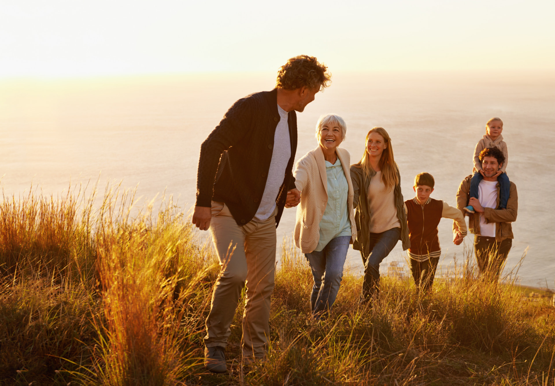 Una familia paseando por las dunas
